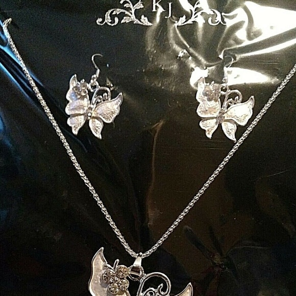 NWT 3 pcs Butterfly Pendant on Chain w/Matching Earrings NEW UNITED KINGDOM - Picture 6 of 6